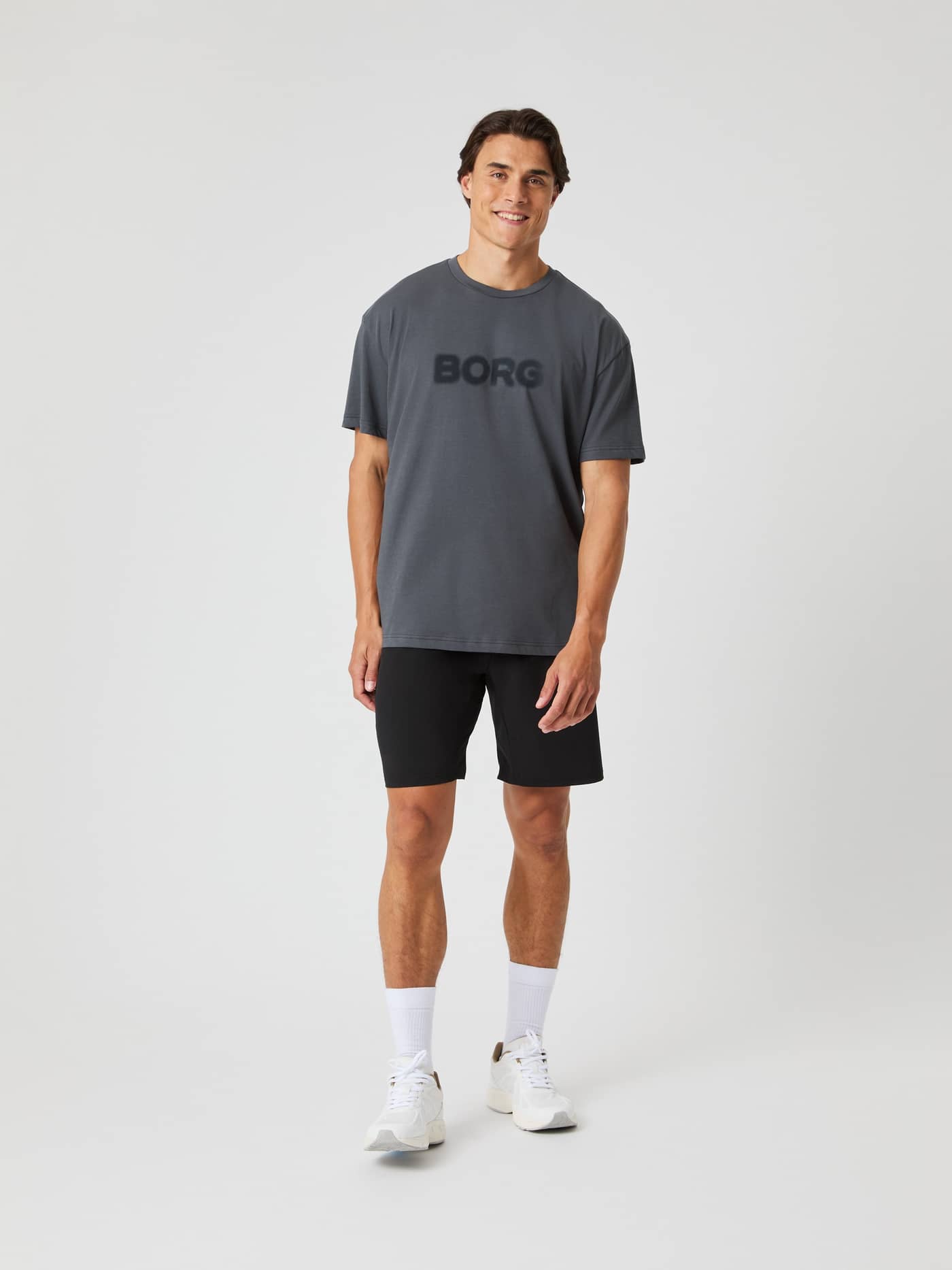 Borg Gym Oversized T-Shirt i Asphalt (Grå) sett forfra i helfigur, funksjonelt og stilig treningsplagg med sort logo. - Image 4