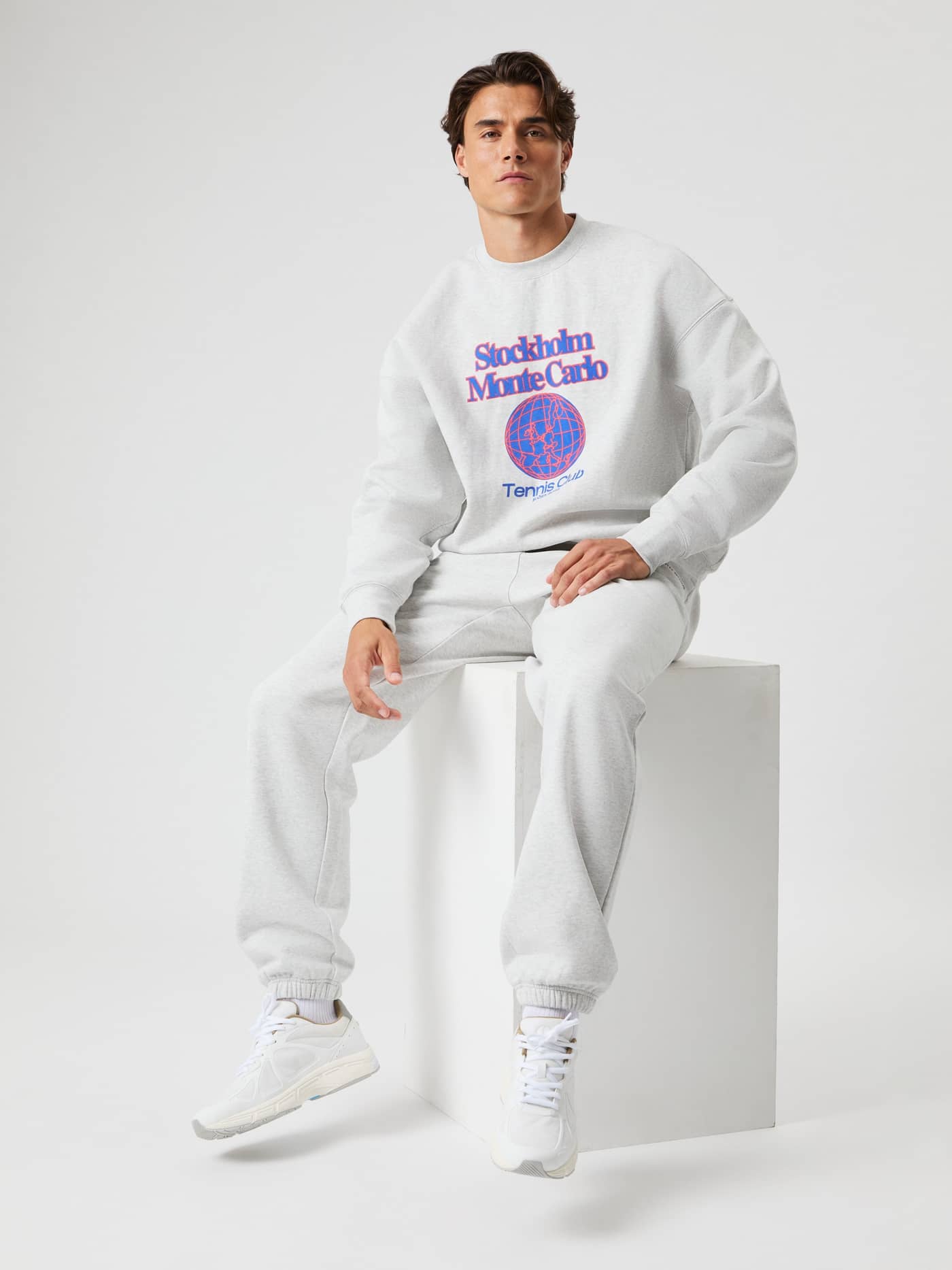Borg Oversized Sweatshirt i Ultra Light Grey Melange (Grå) med tennisgrafik til stil og funktion. - Image 6