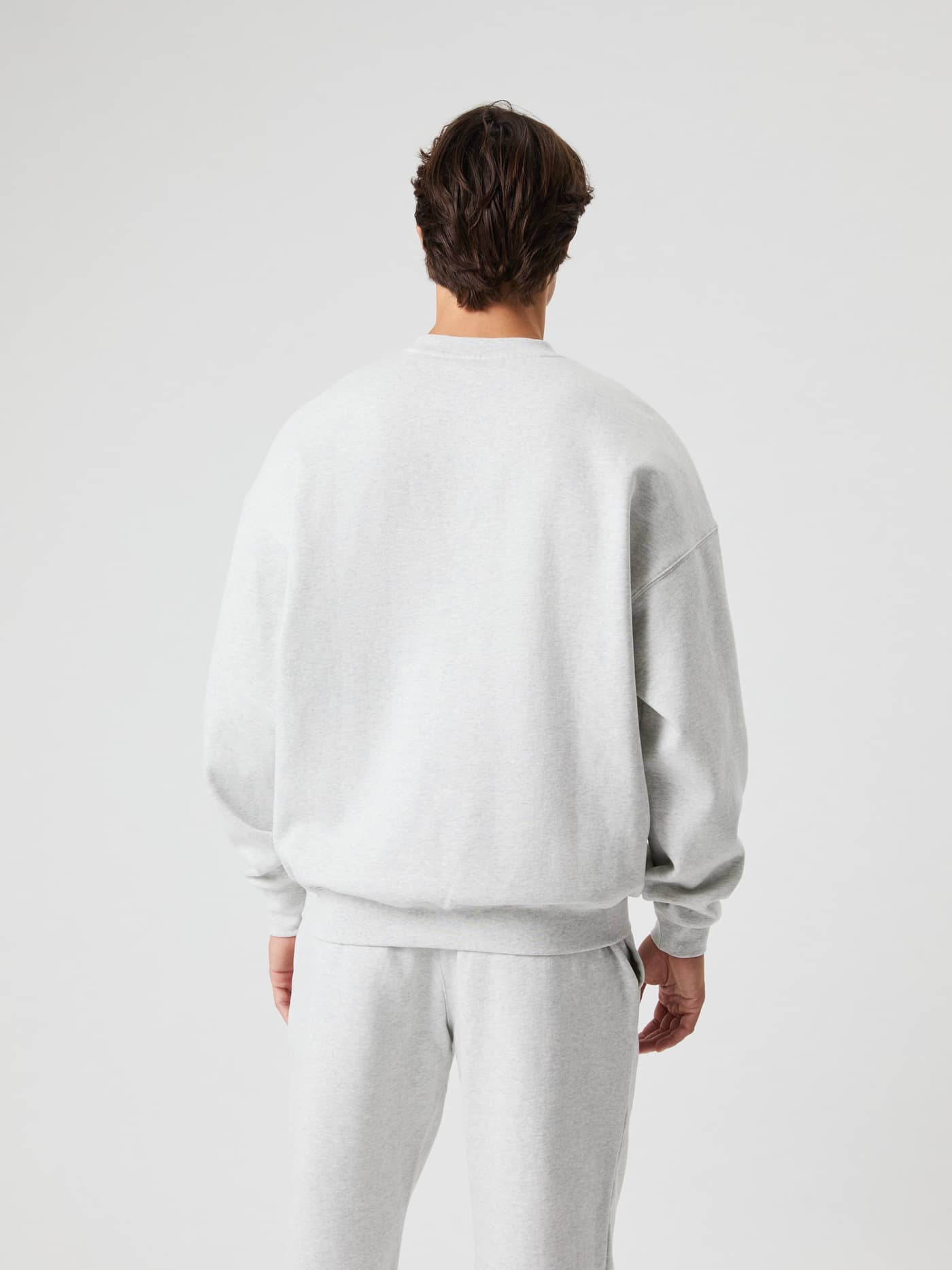 Borg Oversized Sweatshirt i Ultra Light Grey Melange (Grå) set bagfra med en afslappet pasform til fritid. - Image 4
