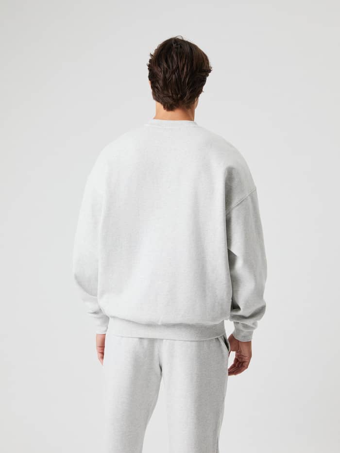 Achteraanzicht van een man in het Björn Borg Oversized Sweatshirt in Ultra Light Grey Melange (Grijs) met relaxte pasvorm. - Image 4
