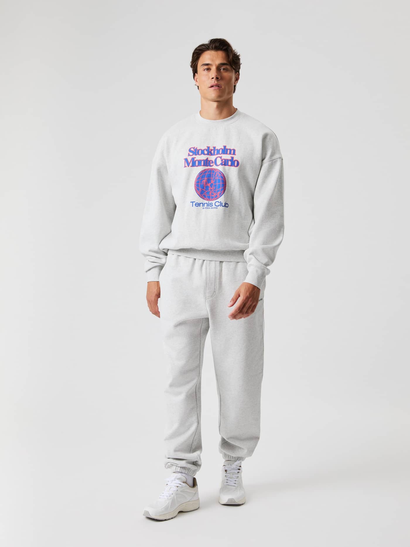 Borg Oversized Sweatshirt i Ultra Light Grey Melange (Grå) set forfra med tennisgrafik i en blød bomuldskvalitet. - Image 5