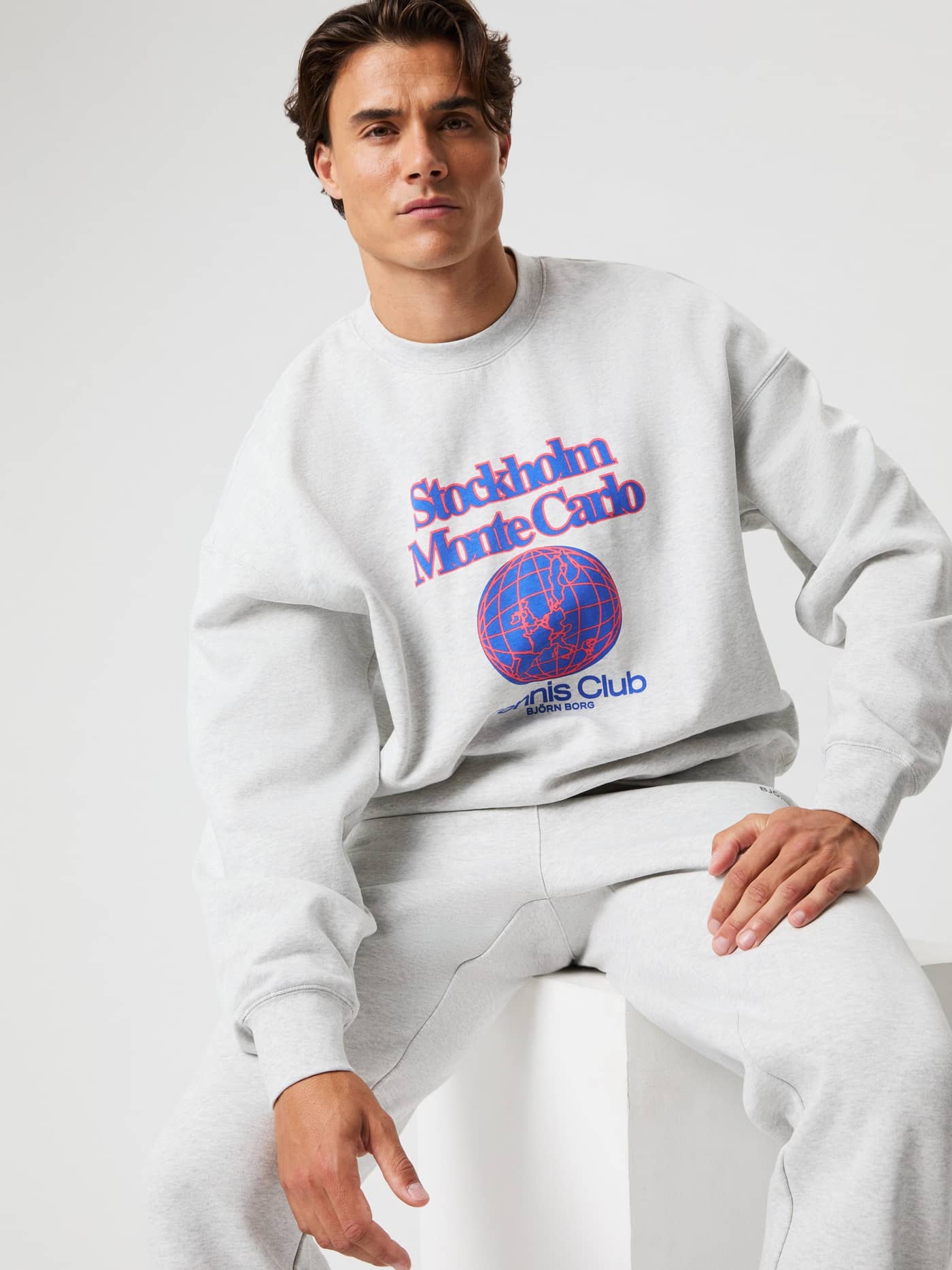 Borg Oversized Sweatshirt i Ultra Light Grey Melange (Grå) set forfra med et rødt og blåt tennisprint. - Image 1