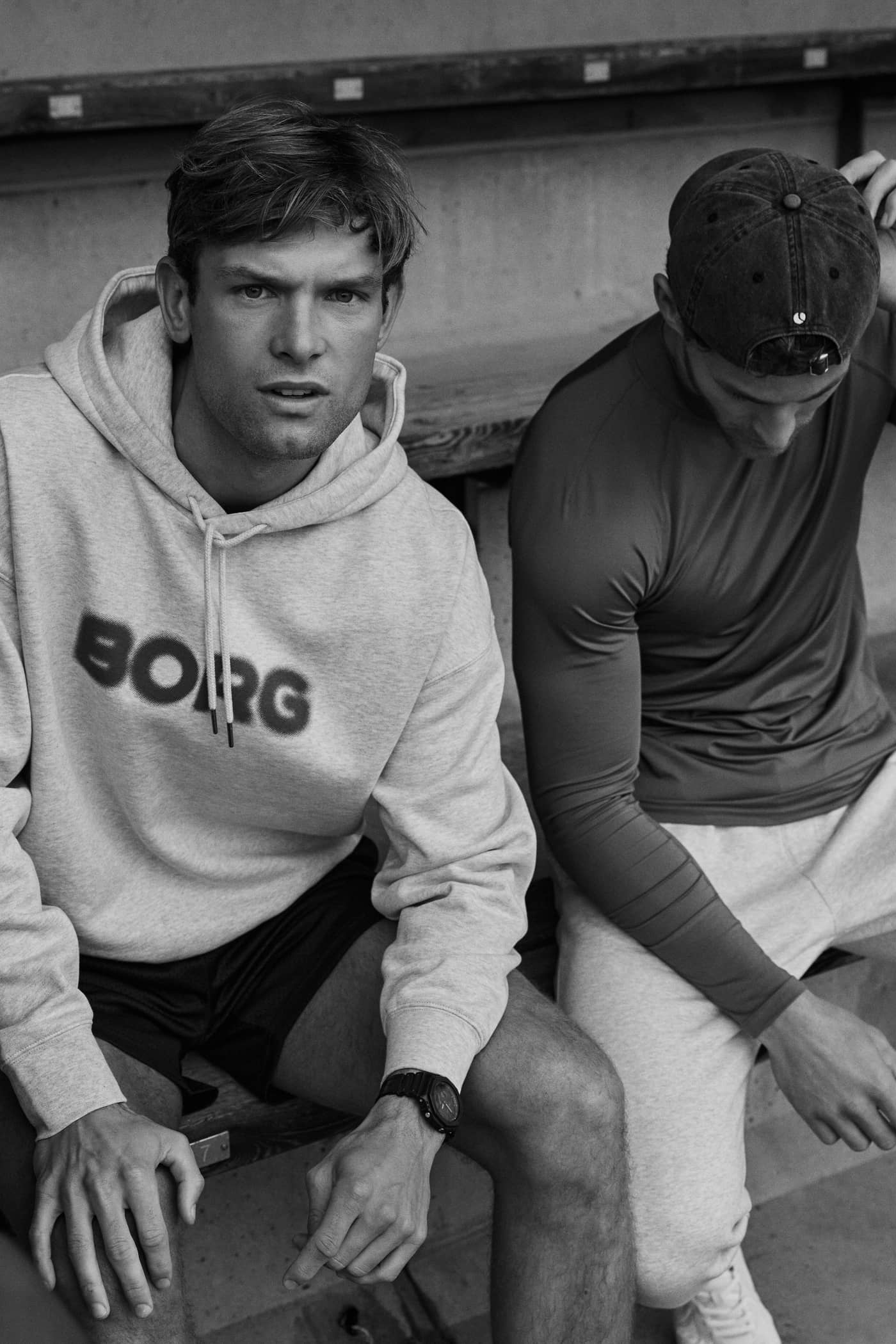 Hombre con la Borg Oversized Hoodie en Ultra Light Grey Melange (Gris) de suave mezcla de algodón y logo oscuro difuminado. - Image 2