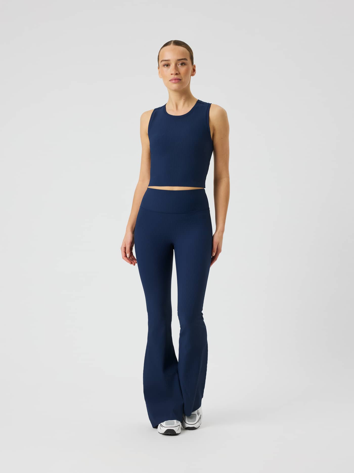 Studio Ribbed Cropped Tank Top i Dress Blues (marinblå) med träningsdesign och ribbad struktur. - Image 3