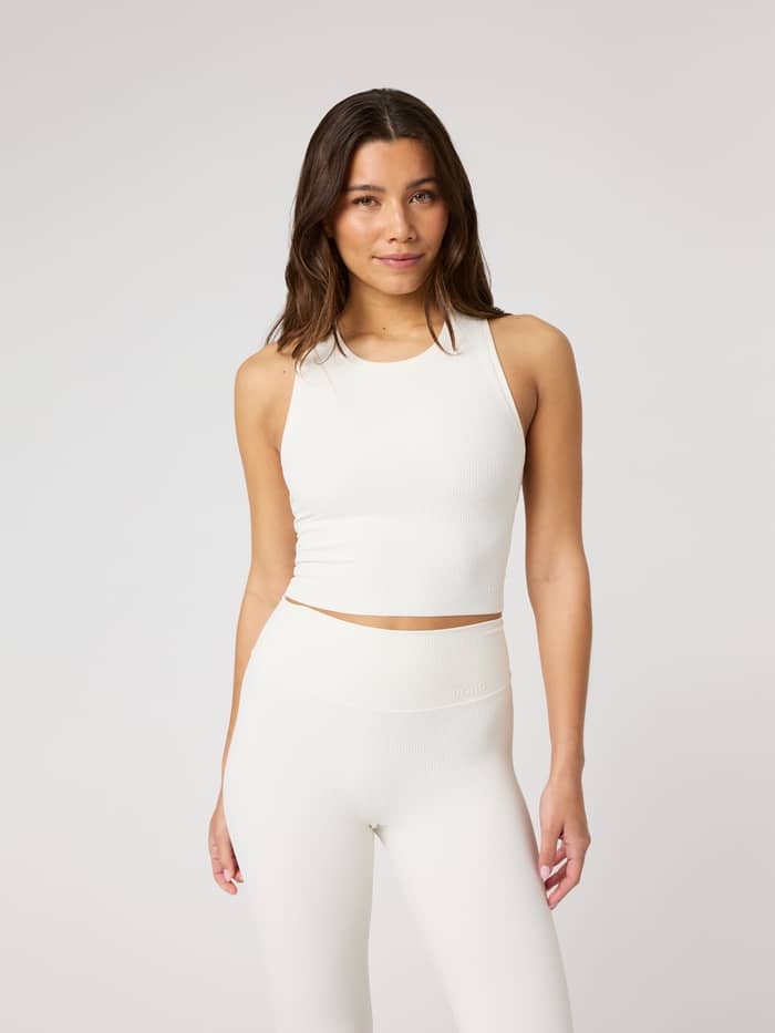 Studio Ribbed Cropped Tank Top i Tofu (Hvid) set forfra med ribbet tekstur og tonalt logo til træning.