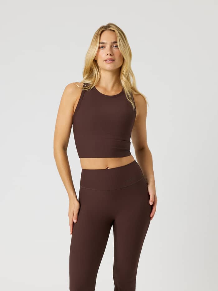 Björn Borg Studio Ribbed Cropped Tank Top in Coffee Bean (Bruin) voor training, vooraanzicht van een model. - Image 3