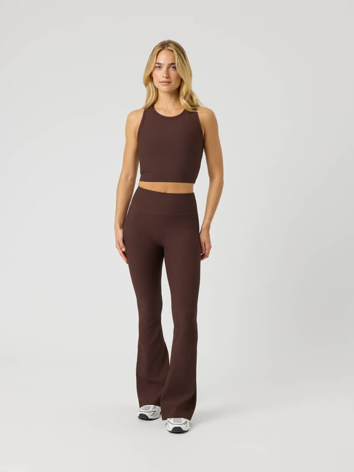 Studio Ribbed Cropped Tank Top in Coffee Bean (Bruin) voor training, getoond in een volledig vooraanzicht. - Image 5