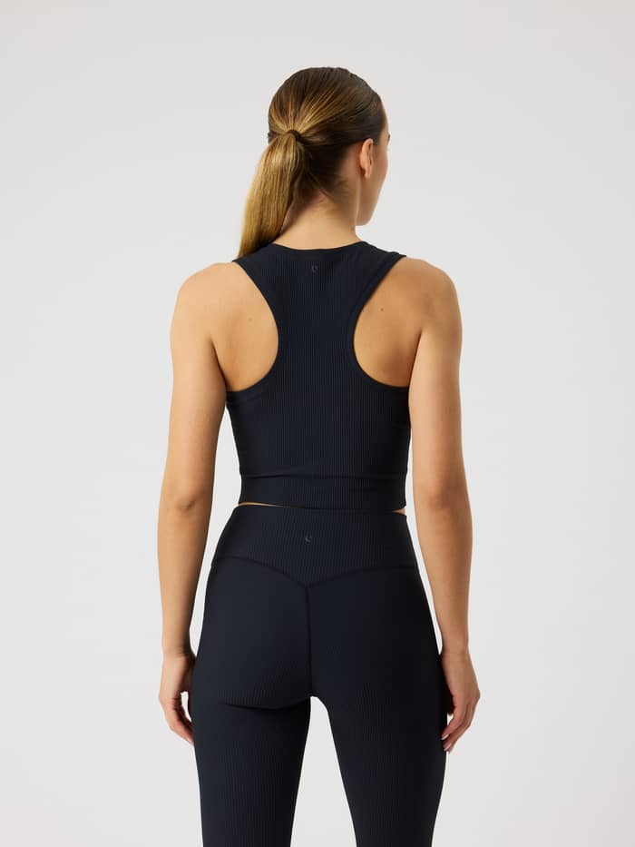 Vue de dos d'un mannequin portant le Studio Ribbed Cropped Tank Top en Black Beauty (Noir) pour l'entraînement. - Image 5