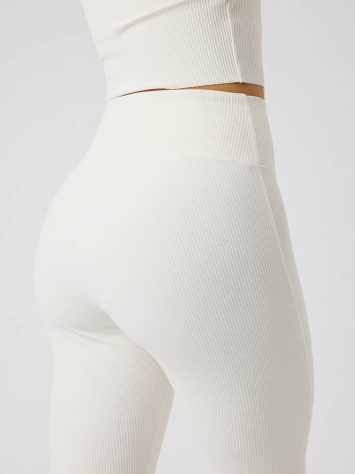 Studio Ribbed Flare Tights Regular in Tofu (Wit) met een hoge taille en technische geribbelde stof voor training. - Image 4