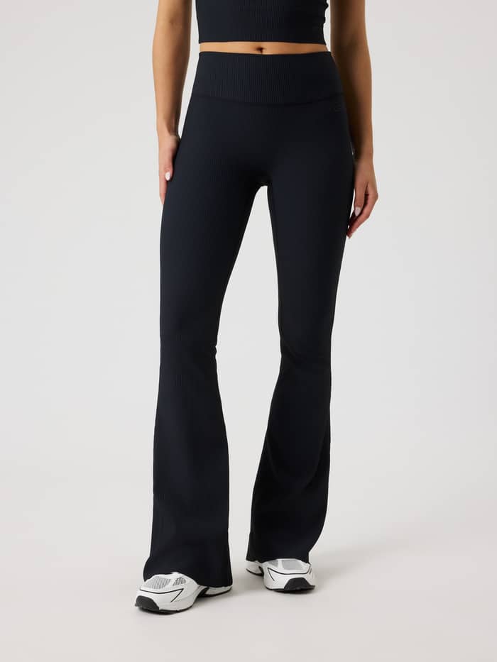 Vorderansicht der Studio Ribbed Flare Tights Regular in Black Beauty (Schwarz) mit Schlag für das Training. - Image 3