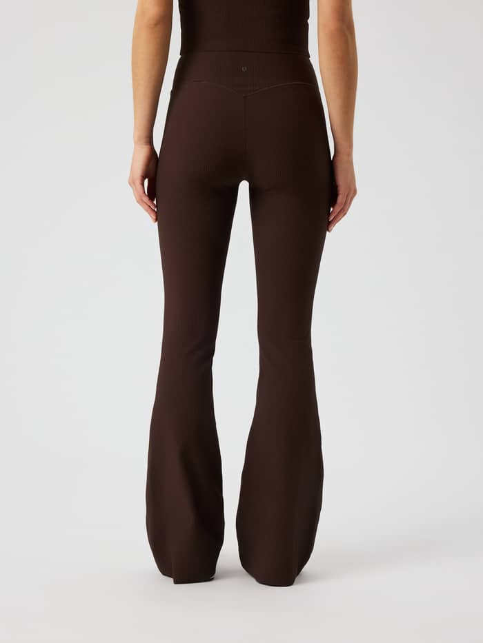 Achteraanzicht van de Studio Ribbed Flare Tights Regular in Coffee Bean (Bruin) van geribbelde stof voor training en tennis. - Image 3