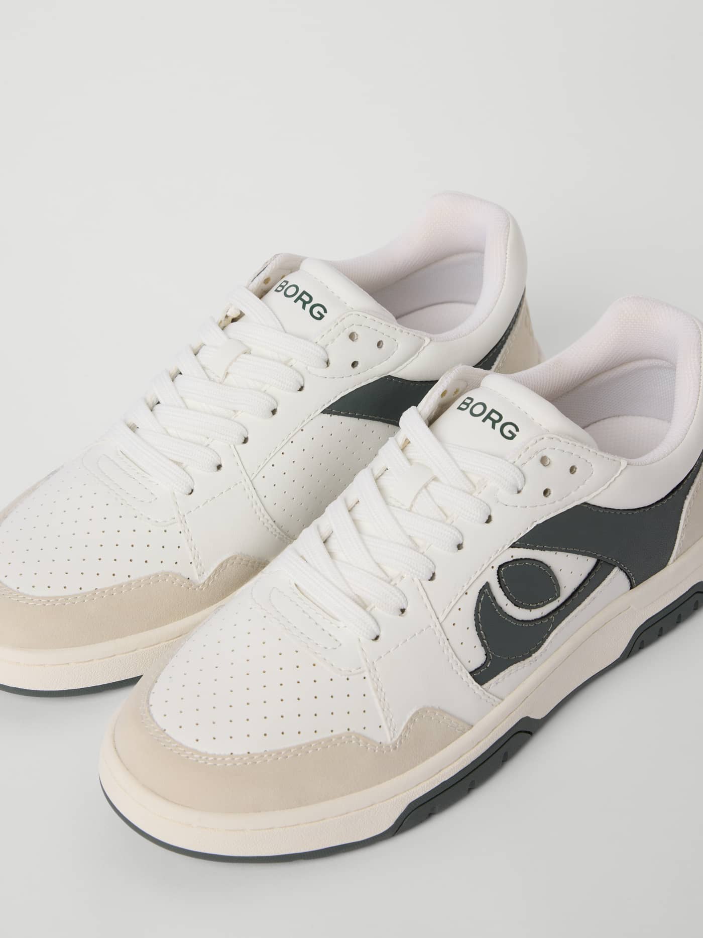 Hvite og grønne Men's Ollie Waterbased Sneakers i semsket kuskinn med grønn logo og et tennis-inspirert design. - Image 2