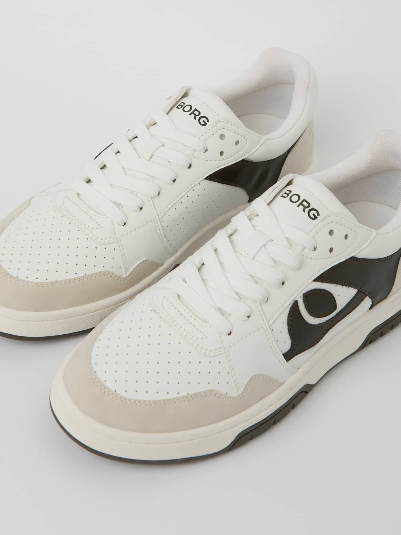 Men's Ollie WB Sneakers i White / Olive (Hvid) udført i vandbaseret PU og ruskind med sort logo og tennis-pasform. - Image 2