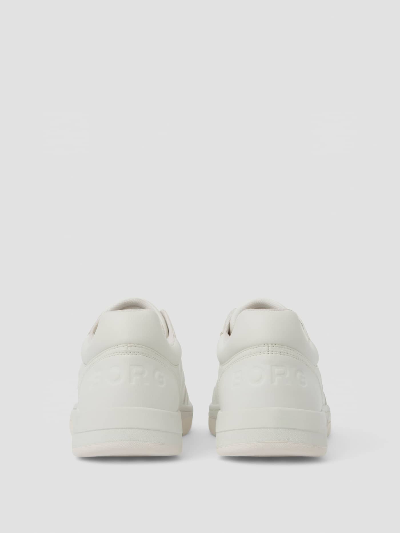 Rückansicht der Men's Ollie Waterbased Sneakers in Weiß mit geprägtem weißem Logo und tennisinspiriertem Stil. - Image 3