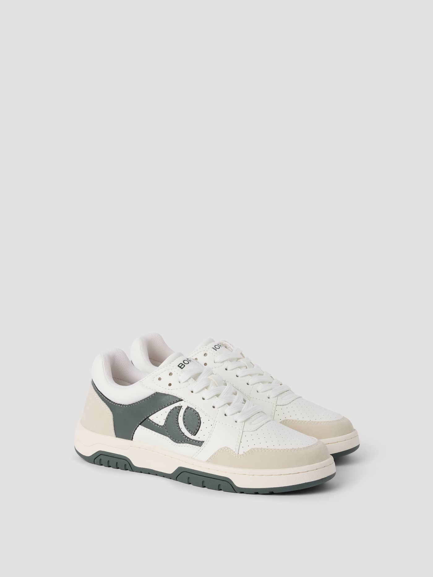 Men's Ollie Waterbased Sneakers i hvit og grønn med grønn logo, av semsket kuskinn og en funksjonell tennis-inspirert stil. - Image 1
