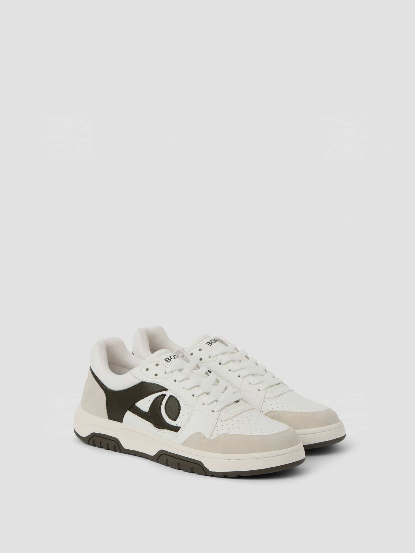 Men's Ollie WB Sneakers i White - Olive (Hvid) i ko-ruskind og PU med tennis-inspireret stil set skråt fra siden. - Image 1