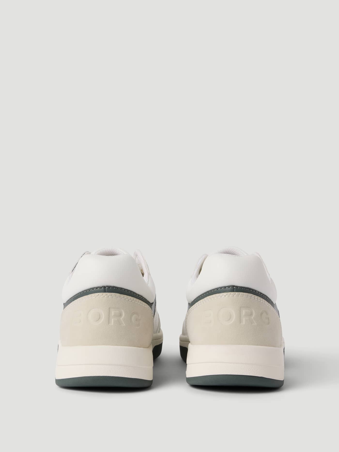 Men's Ollie Waterbased Sneakers i hvit og grønn sett bakfra, med hvite logoer på semsket skinn for tennisstil og funksjon. - Image 3