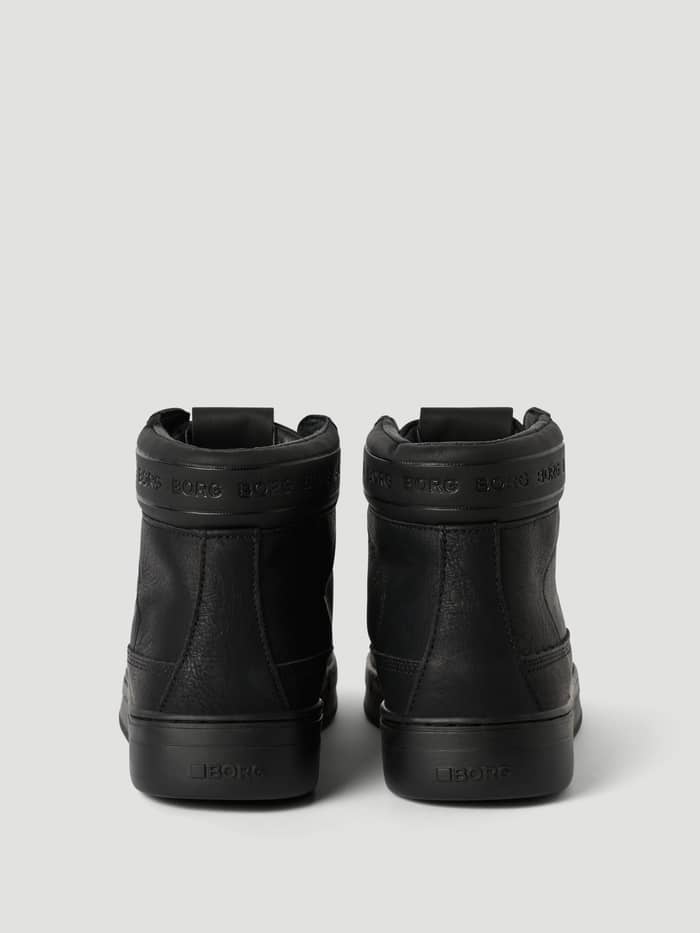 Achteraanzicht van de zwarte Men's Game High Sneakers met een duurzaam high-top design en zwart logo voor tennisstijl. - Image 2
