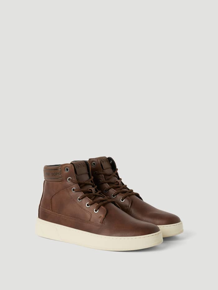 Bruna Men's Game High Sneakers i syntetiskt läder med ton-i-ton-logotyp och vit sula i tennis-stil sedda från sidan.