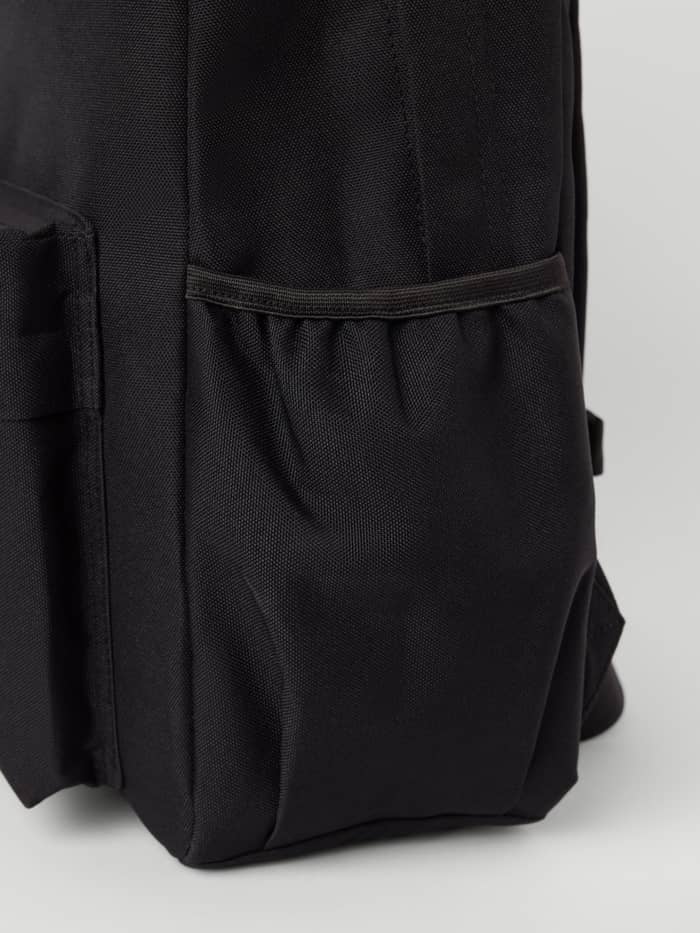 Tæt på den stilfulde Borg Kids Backpack 15L i Black Beauty (Sort) med en slidstærk sidelomme af polyester. - Image 3