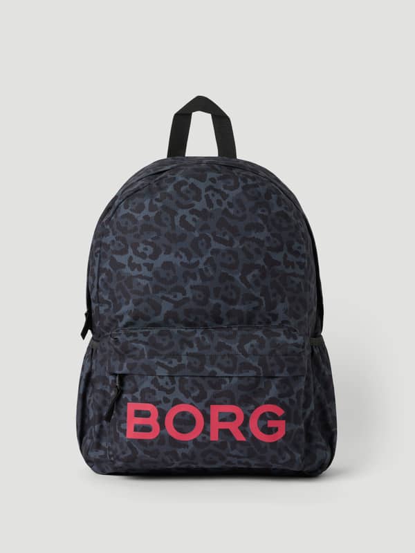 Vooraanzicht van de Borg kids Backpack 15L in Leo (Grijs) met een luipaardprint en opvallend roze BORG-logo.
