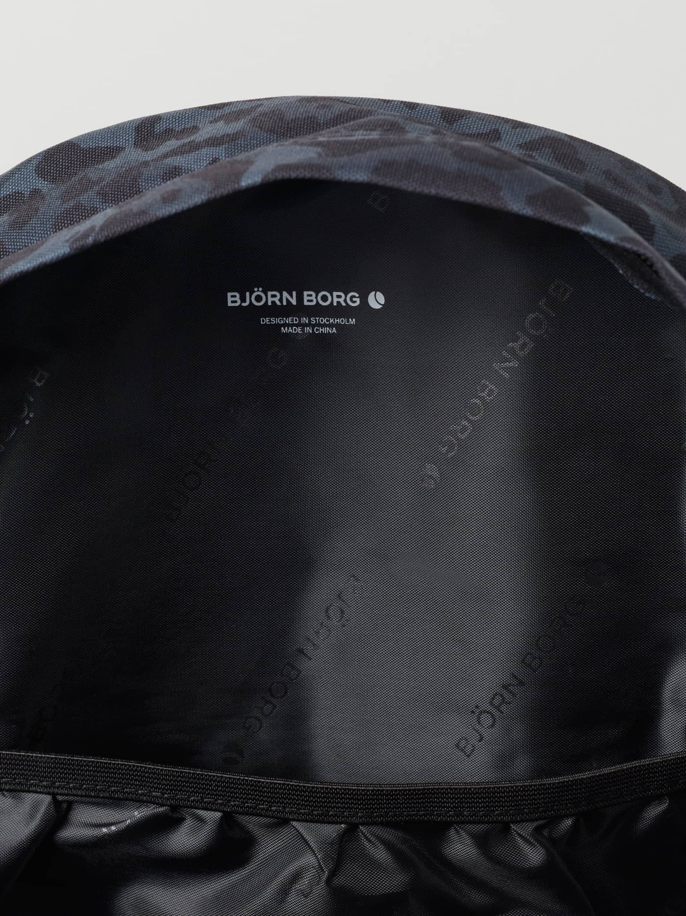 Vue intérieure du Borg Kids Backpack 15L en imprimé léopard Leo (Gris) avec logo blanc. - Image 3