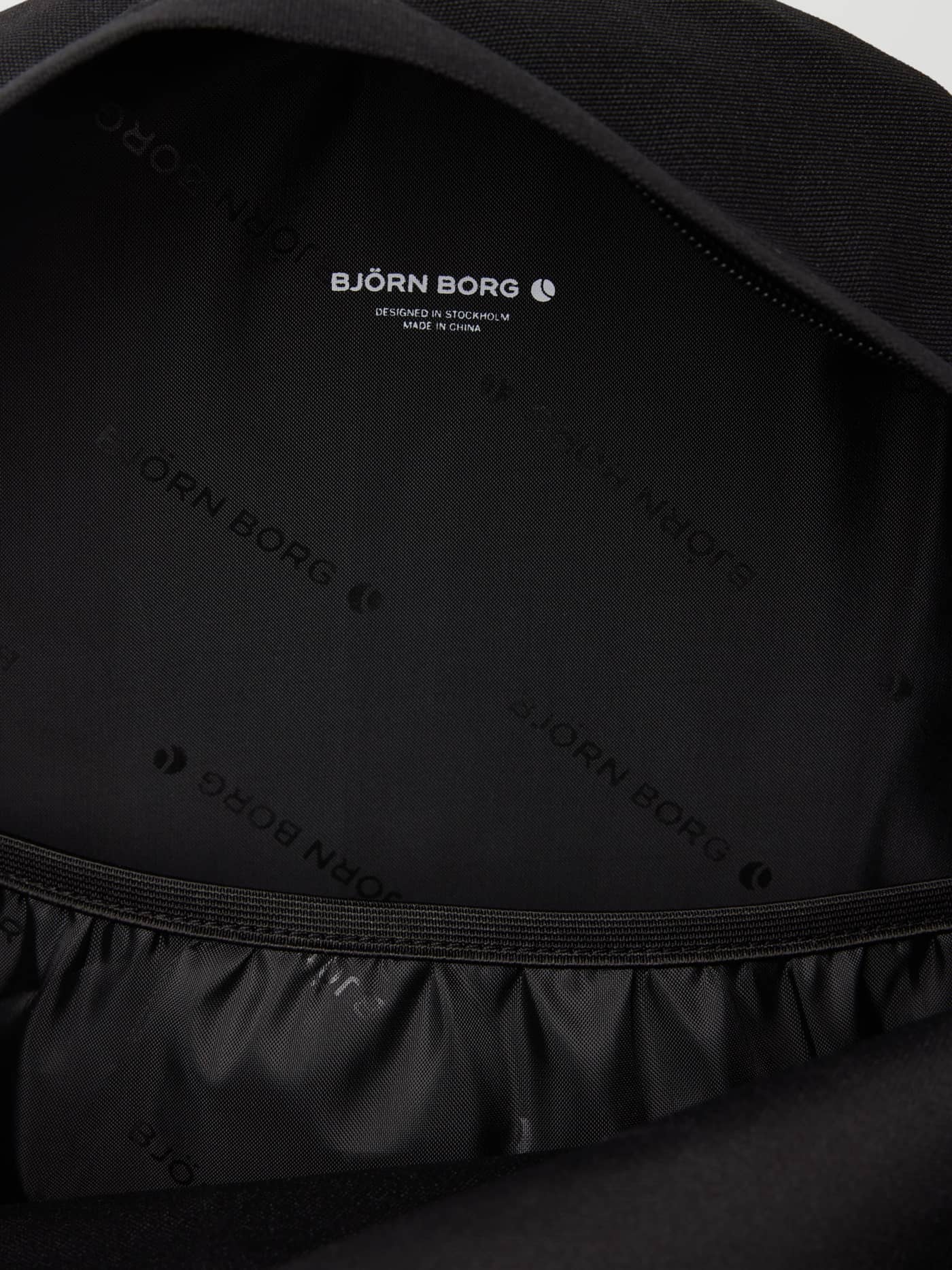 Borg Junior Backpack 15L til kids i Black Beauty (Sort) set indefra med hvidt logo og printet for. - Image 4