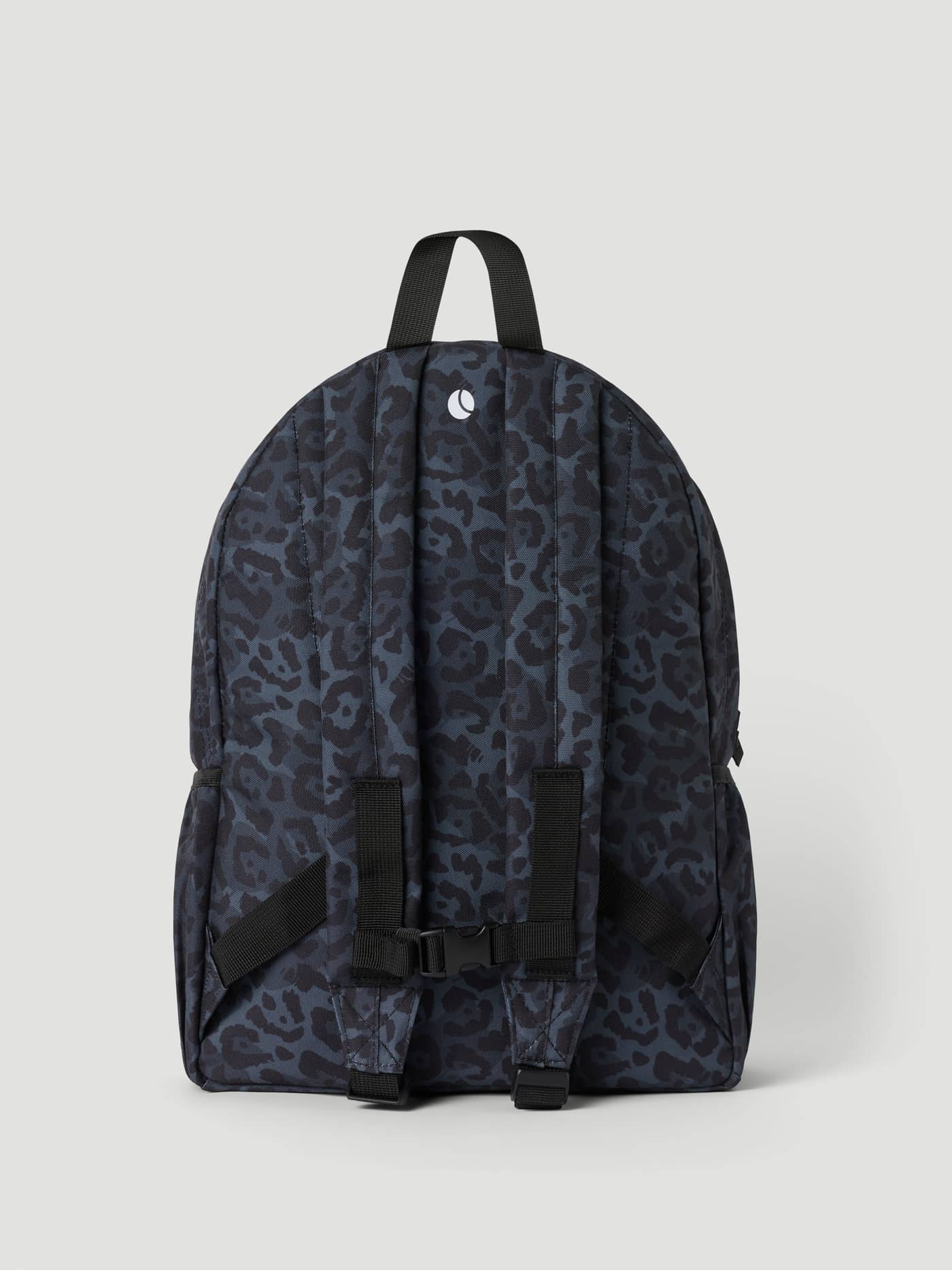 Vue arrière du sac à dos Borg Junior Backpack 15L pour kids en polyester recyclé imprimé léopard Leo (Gris) avec logo blanc. - Image 2