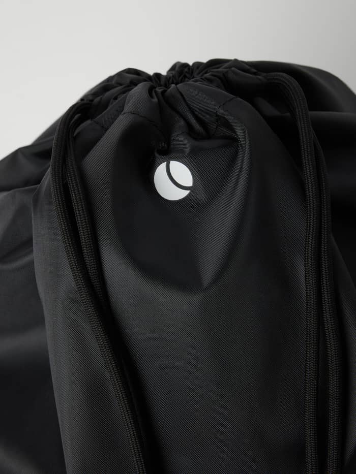 Borg Drawstring Bag 15L til kids i Black Beauty (Sort) af genanvendt polyester set tæt på med hvidt logo. - Image 2