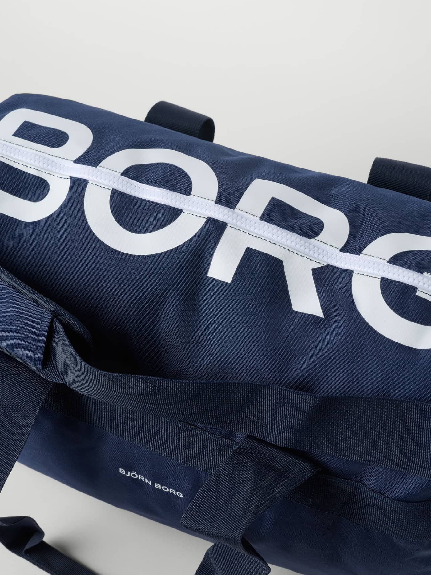 Detalle de la Borg Logo Sports Bag 35L en Estate Blue (Azul) para entrenamiento con logotipo blanco. - Image 3
