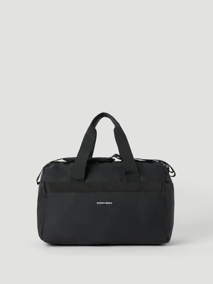 Borg Logo Sports Bag 35L i Black Beauty (Svart) sedd framifrån, en träningsväska i återvunnen polyester med vit logotyp.