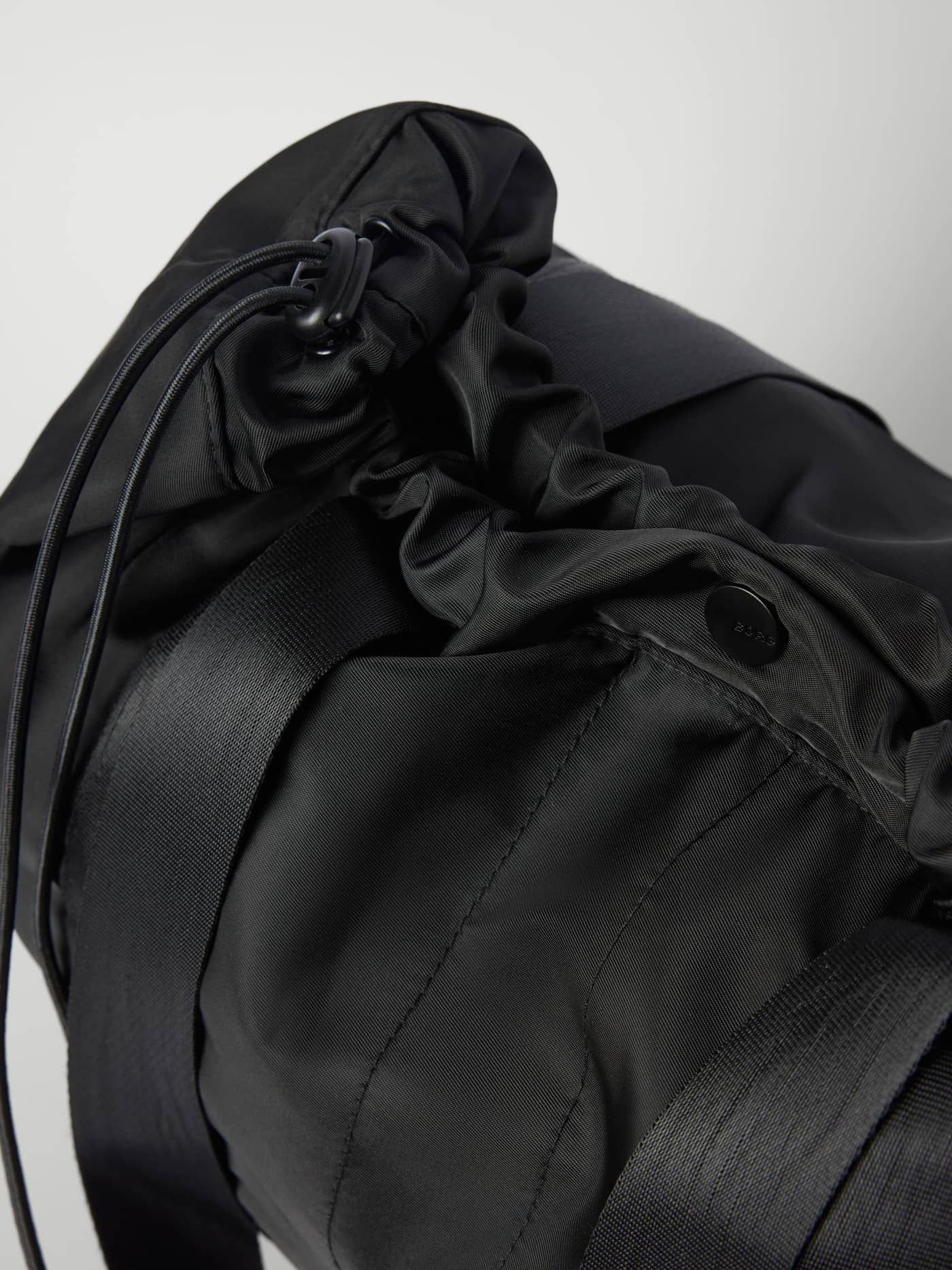 Borg Active Tote 19L i Black Beauty (Sort) til træning i et nærbillede, der viser snøre og polyesterstof. - Image 3