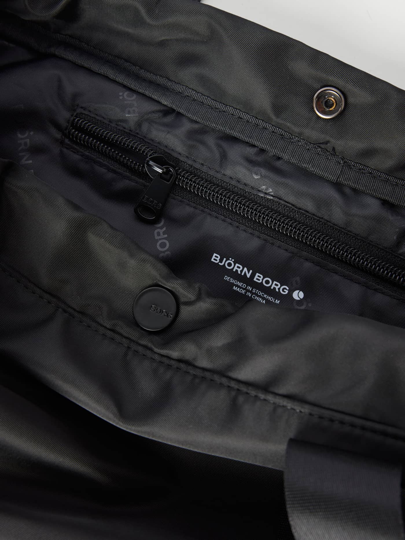 Borg Active Tote 19L i Black Beauty (Sort) set indvendigt med lynlåslomme og hvidt logo til træning. - Image 4