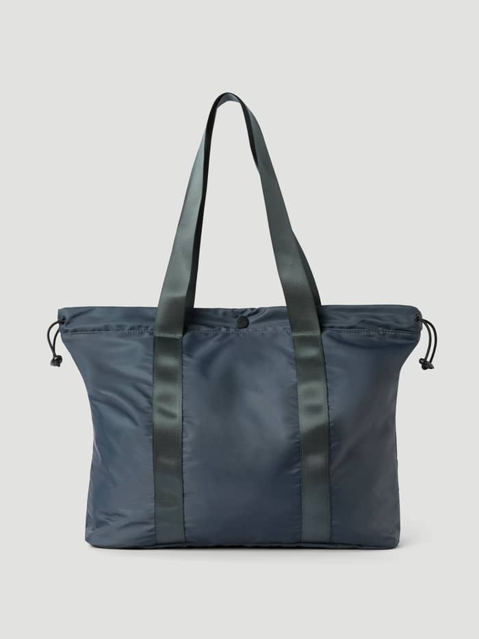 Vorderansicht der Borg Active Tote 19L in Urban Chic (Marineblau), einer Trainingstasche aus recyceltem Polyester.