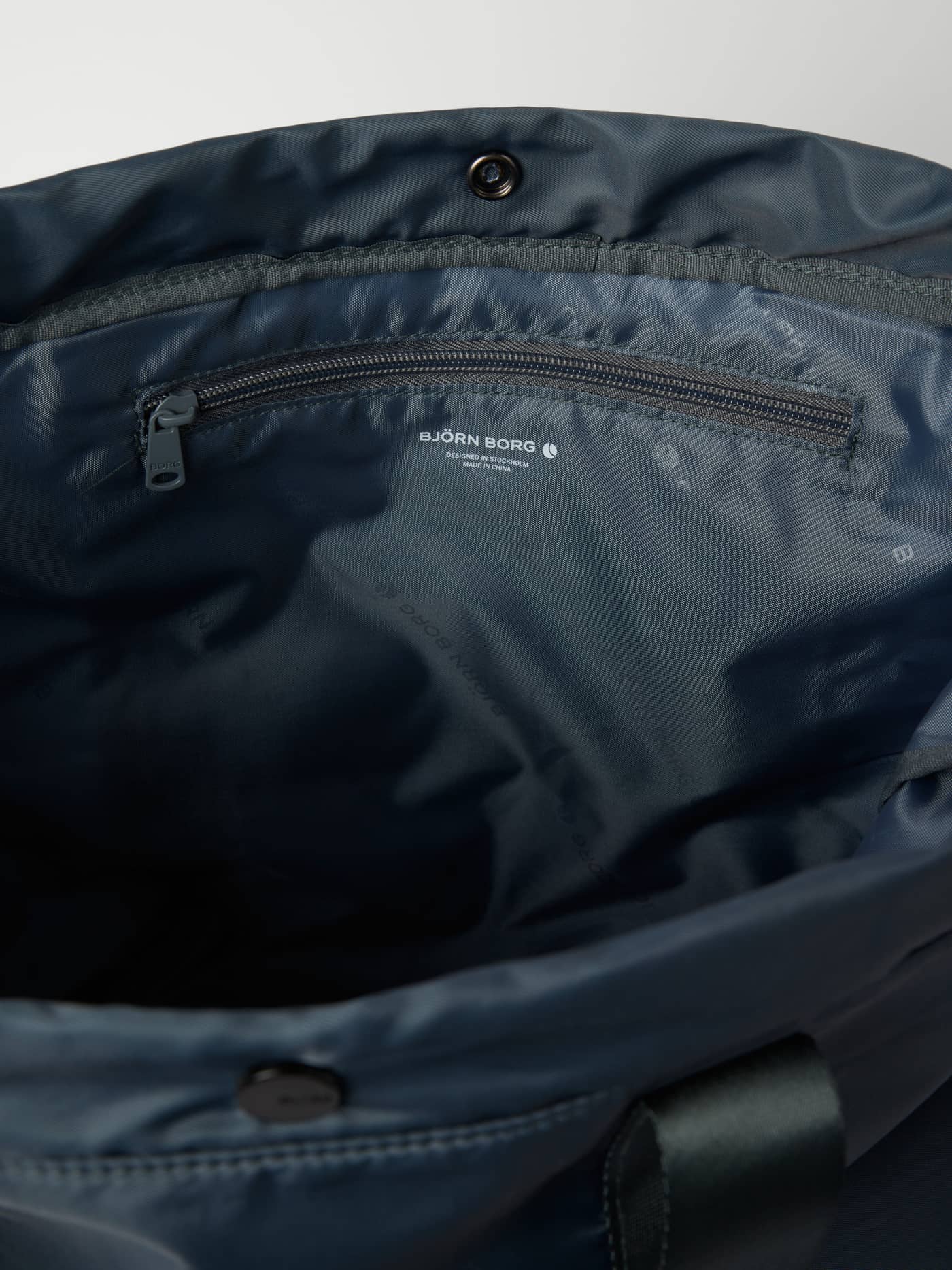 Gedetailleerd interieur van de Borg Active Tote 19L in Urban Chic (Marineblauw) met het trainingsvak met ritssluiting. - Image 3