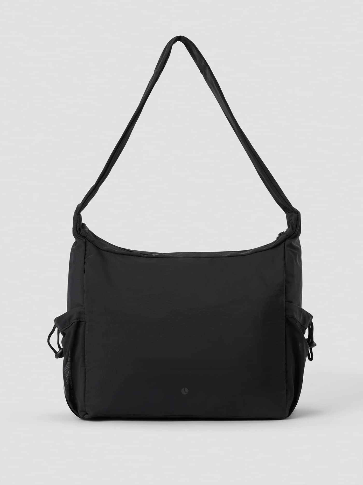 Studio Shoulder Bag 18L i Black Beauty (Svart) sedd framifrån, en stilren träningsväska med matchande logotyp. - Image 2