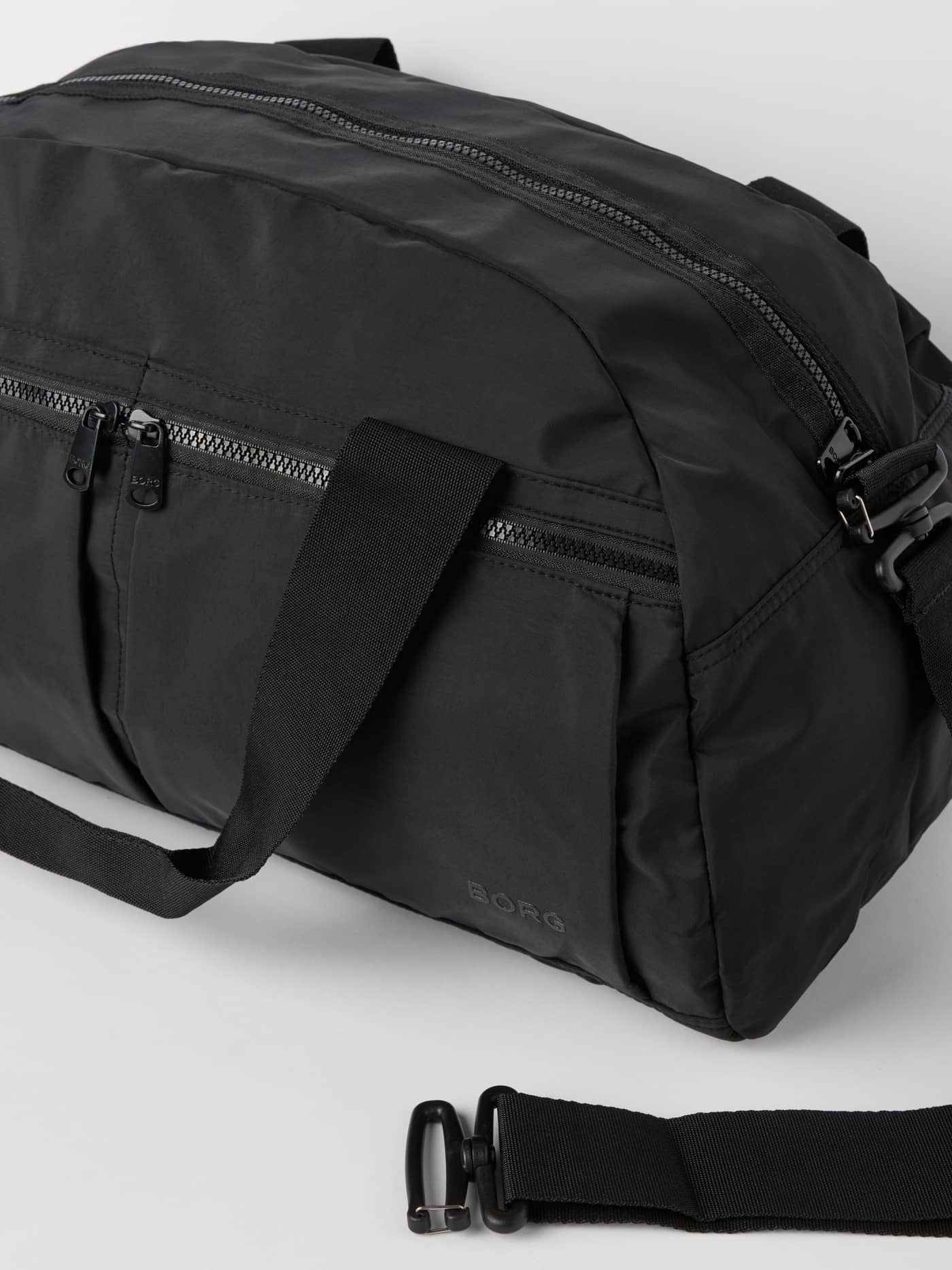 Detaljerad närbild på Studio Sports Bag 40L i Black Beauty (Svart), designad för träning och gymutrustning. - Image 3