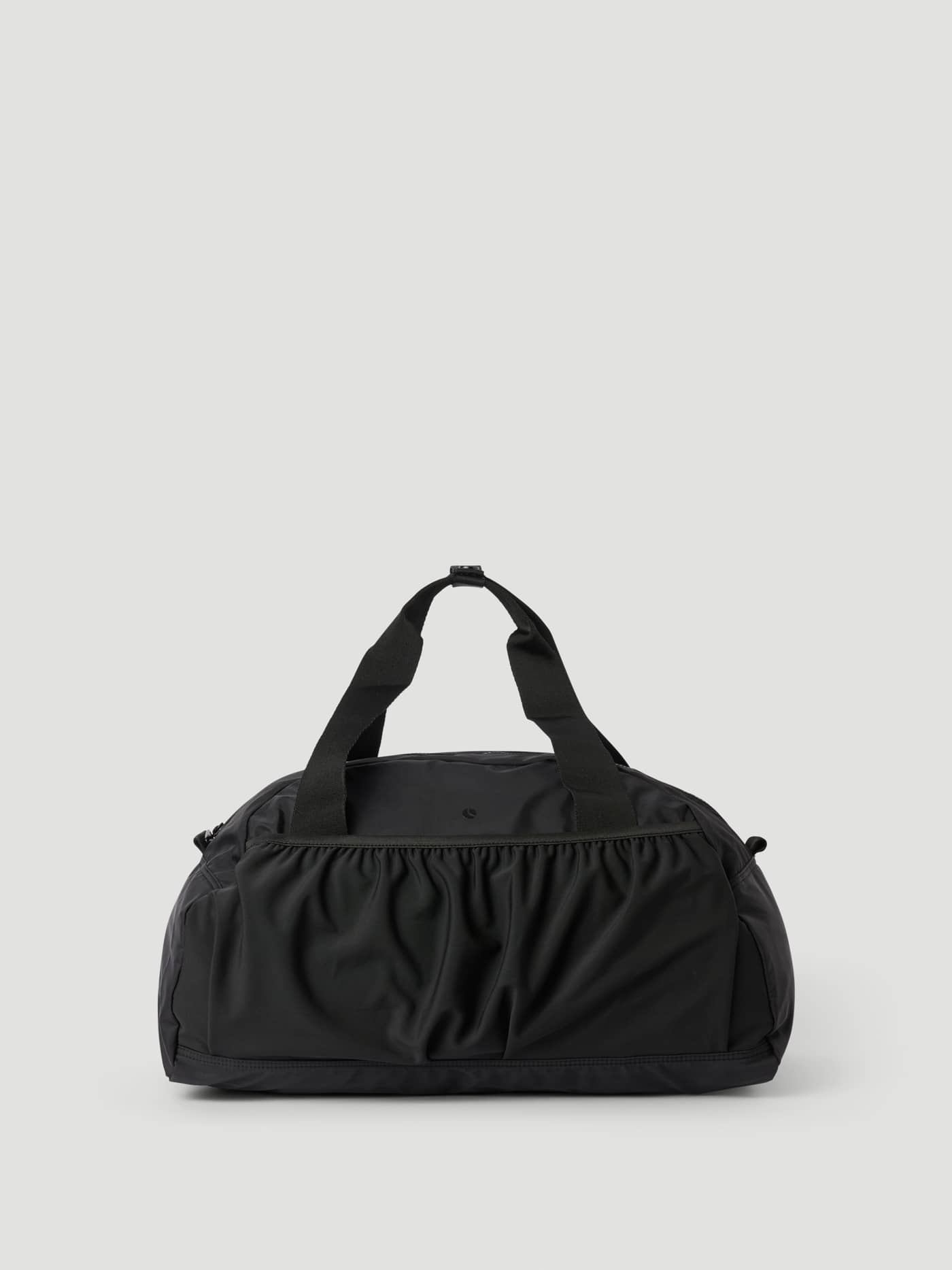 Studio Sports Bag 40L i Black Beauty (Svart) sedd framifrån, tillverkad i återvunnen polyester för träning. - Image 2