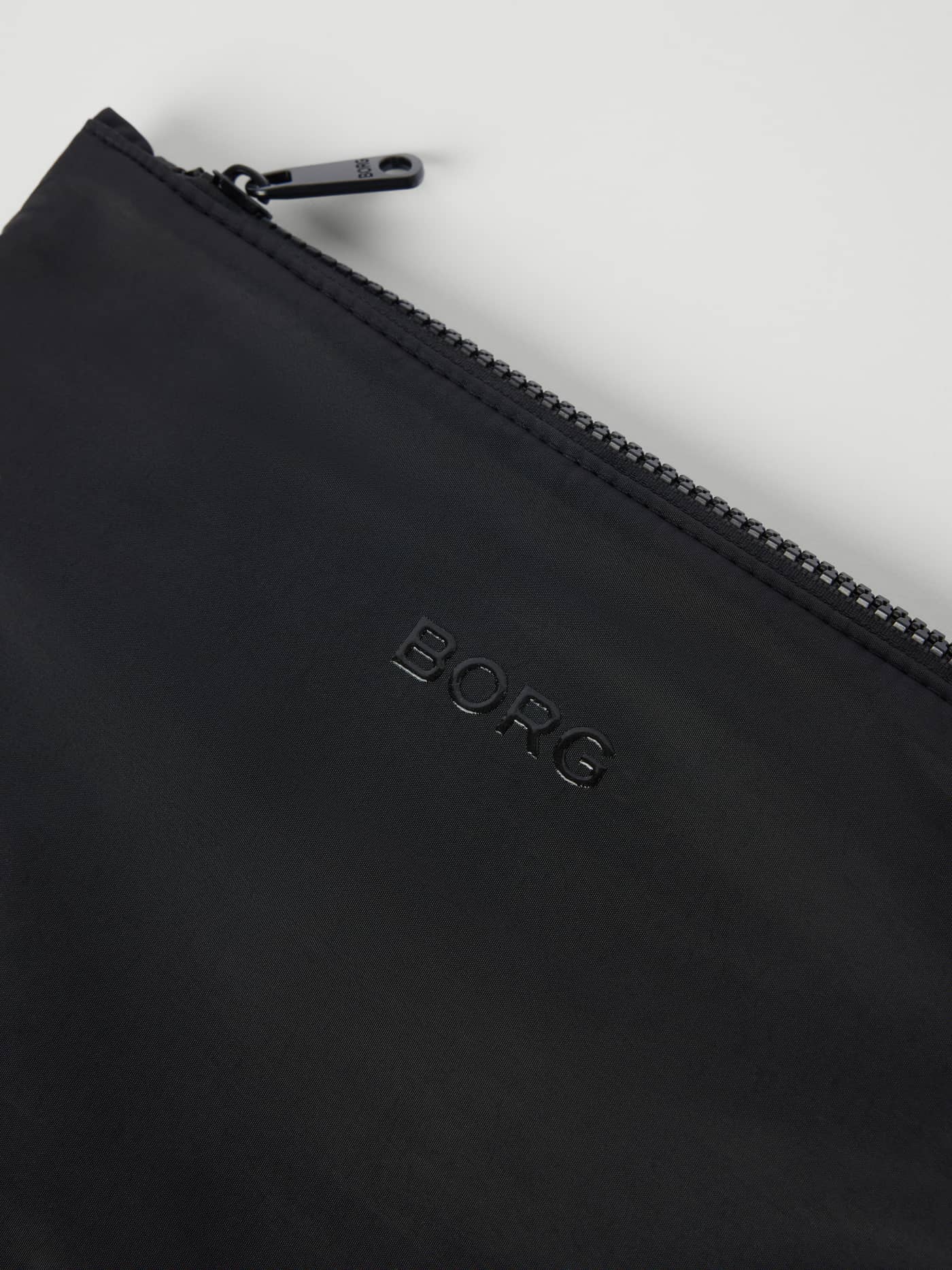 Gedetailleerde close-up van de Studio Wash Bag in Black Beauty (Zwart) met tonaal BORG-logo en gerecycled trainingsmateriaal. - Image 3