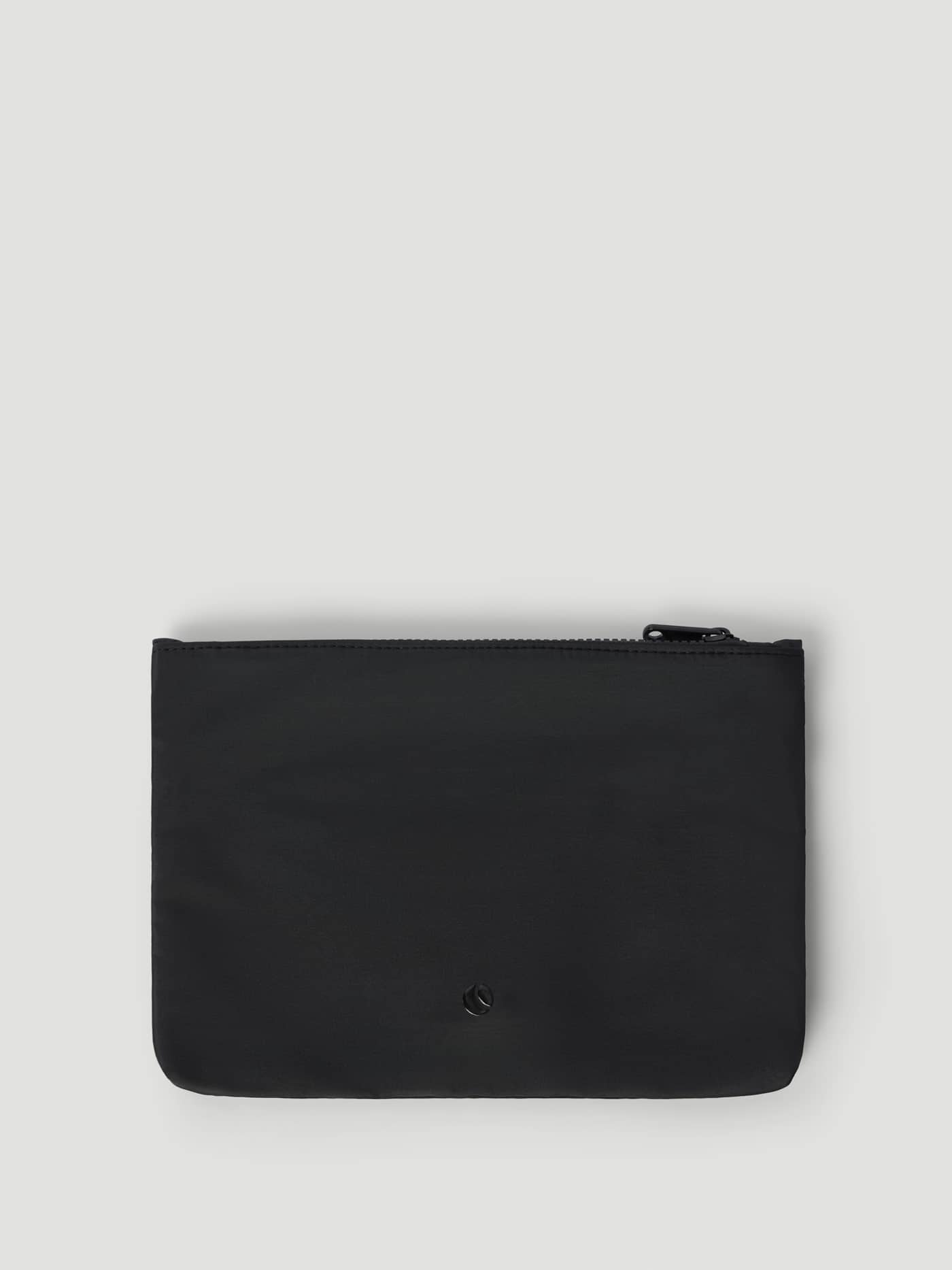 Studio Wash Bag in Black Beauty (Zwart) van gerecycled polyester voor training met een zwart logo, vooraanzicht. - Image 2