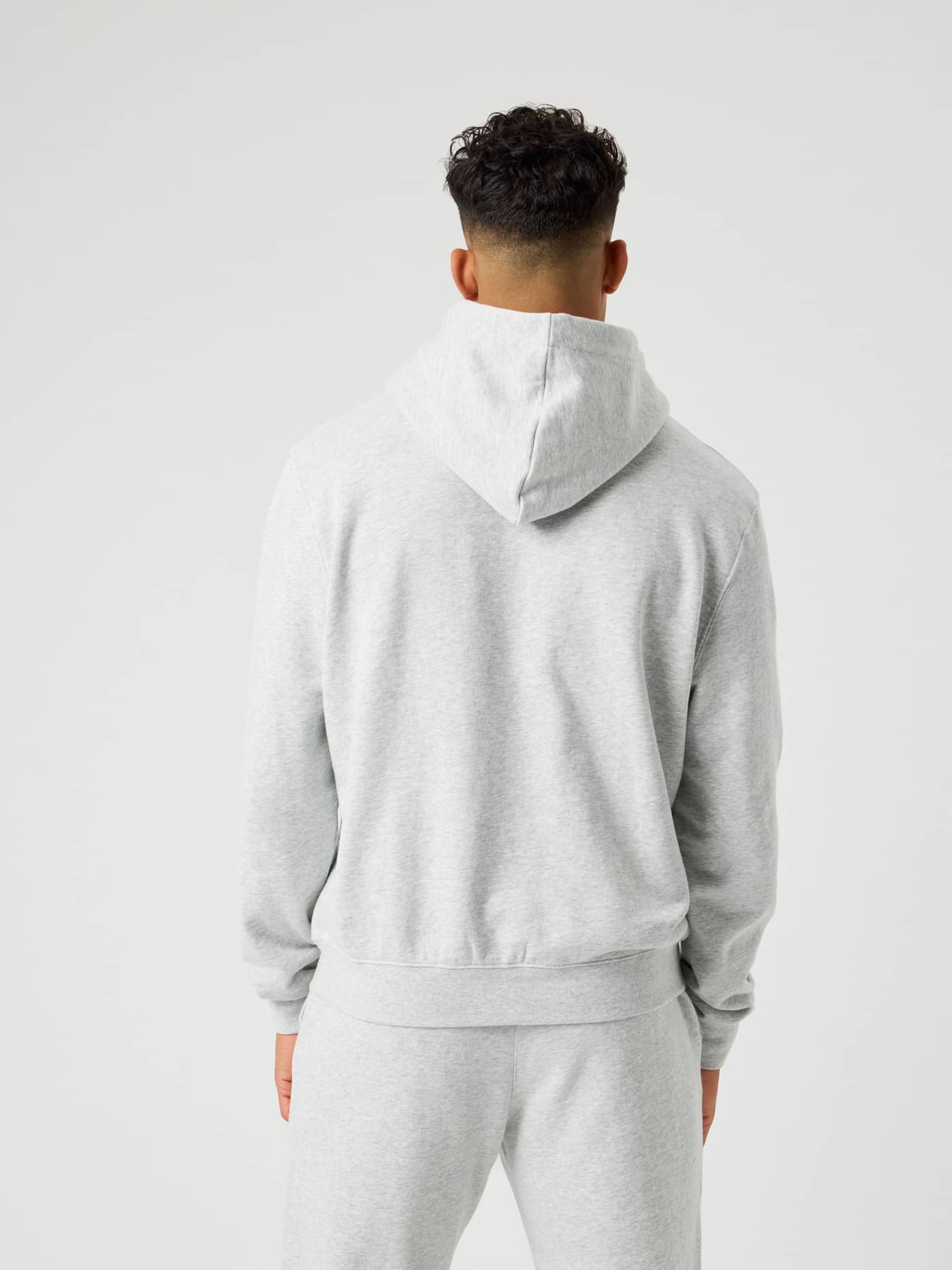 Borg Classic Print Hoodie i Ultra Light Grey Melange (Grå) sedd bakifrån på en man för en sportig tennisstil. - Image 3