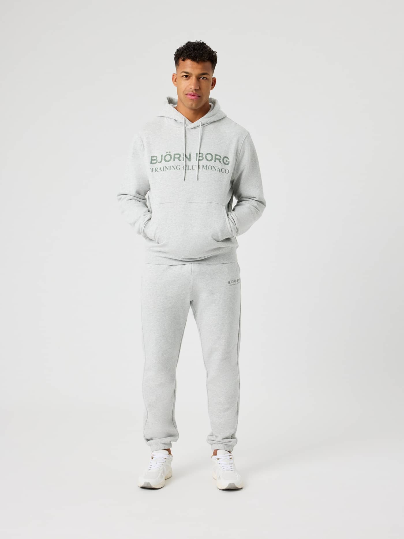 Borg Classic Print Hoodie i bomull i Ultra Light Grey Melange (Grå) sedd framifrån i helfigur för träning. - Image 4