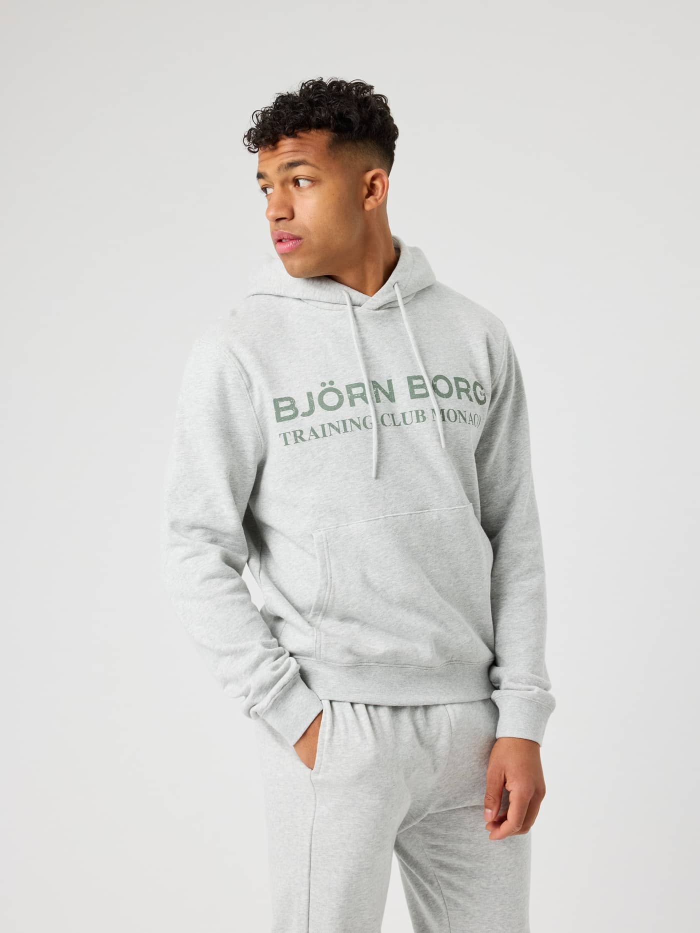 Framifrån på en man i Borg Classic Print Hoodie i Ultra Light Grey Melange (Grå) i bomull med ett träningstryck. - Image 2
