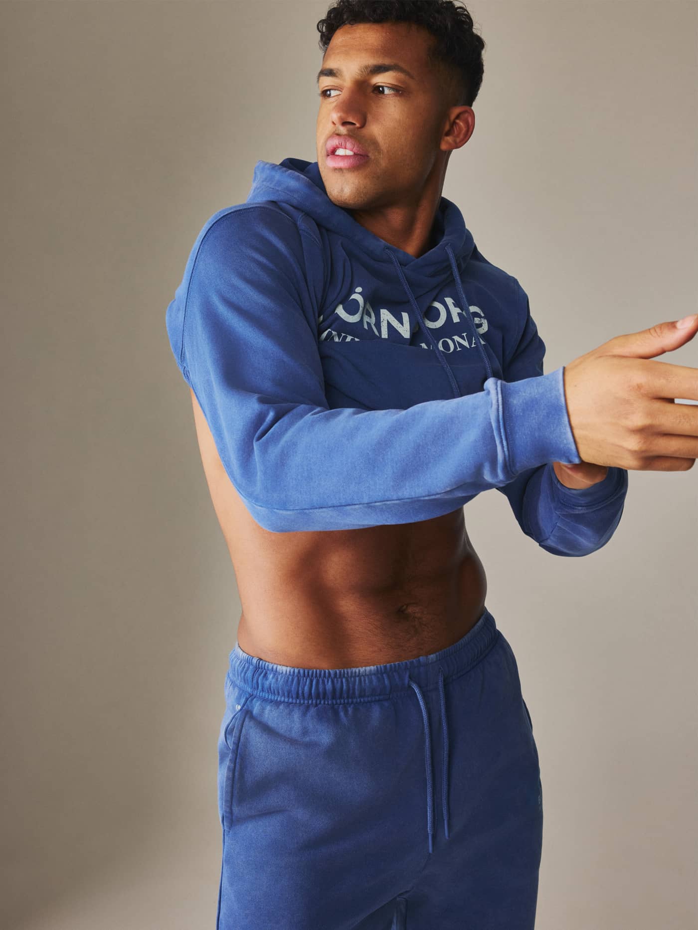 Man framifrån i Borg Classic Print Hoodie i bomull och Twilight Blue (Blå), perfekt för tennis utanför banan. - Image 1