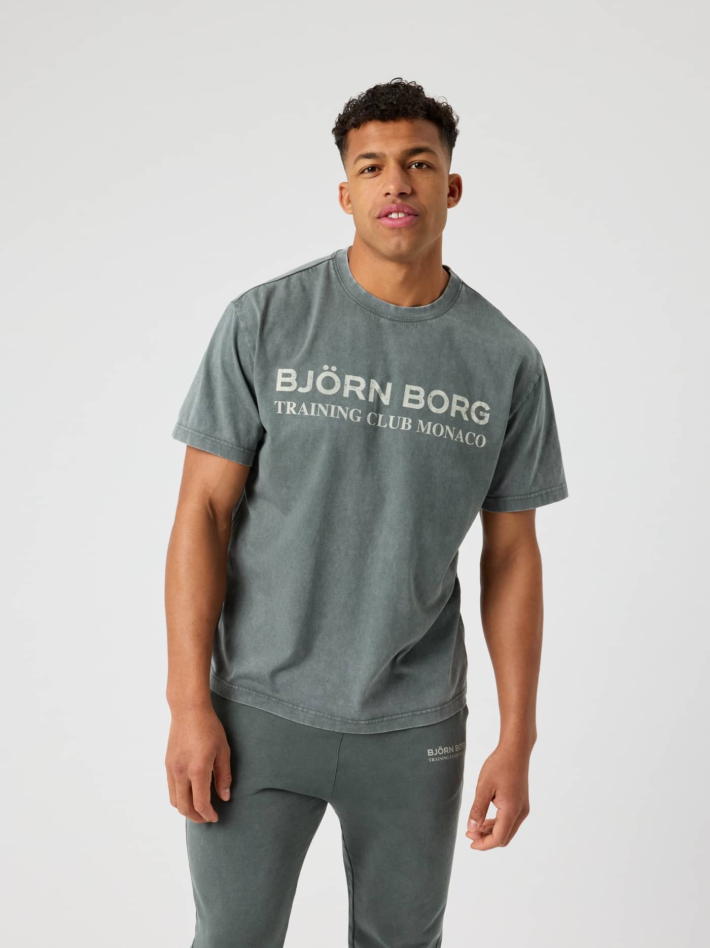 Borg Classic Print T-Shirt i Urban Chic (Grøn) set forfra med en stilfuld pasform og et hvidt træningslogo. - Image 1