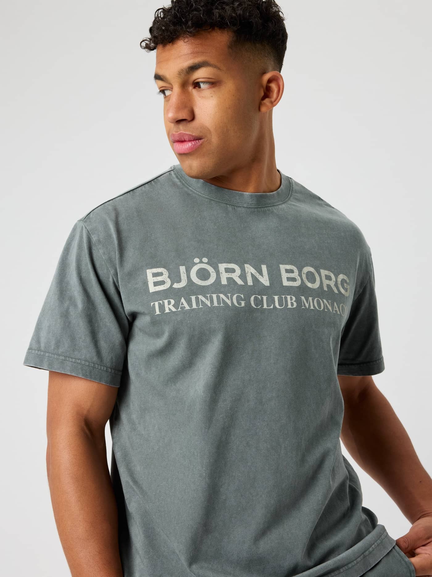 Borg Classic Print T-Shirt i Urban Chic (Grøn) set forfra med et træningsklub-print på brystet. - Image 4