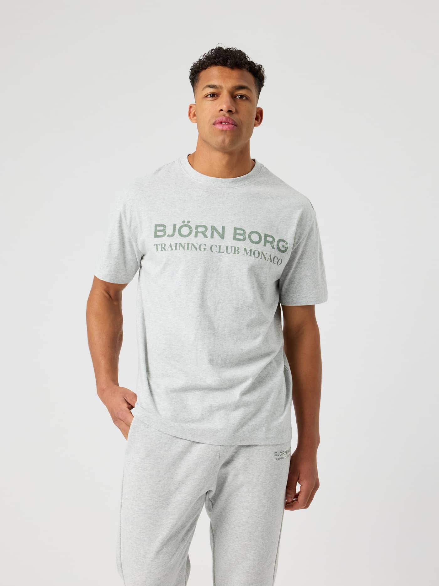 Borg Classic Print T-Shirt i Ultra Light Grey Melange (Grå) set forfra i 100% bomuld med et grønt logo til hverdag. - Image 1