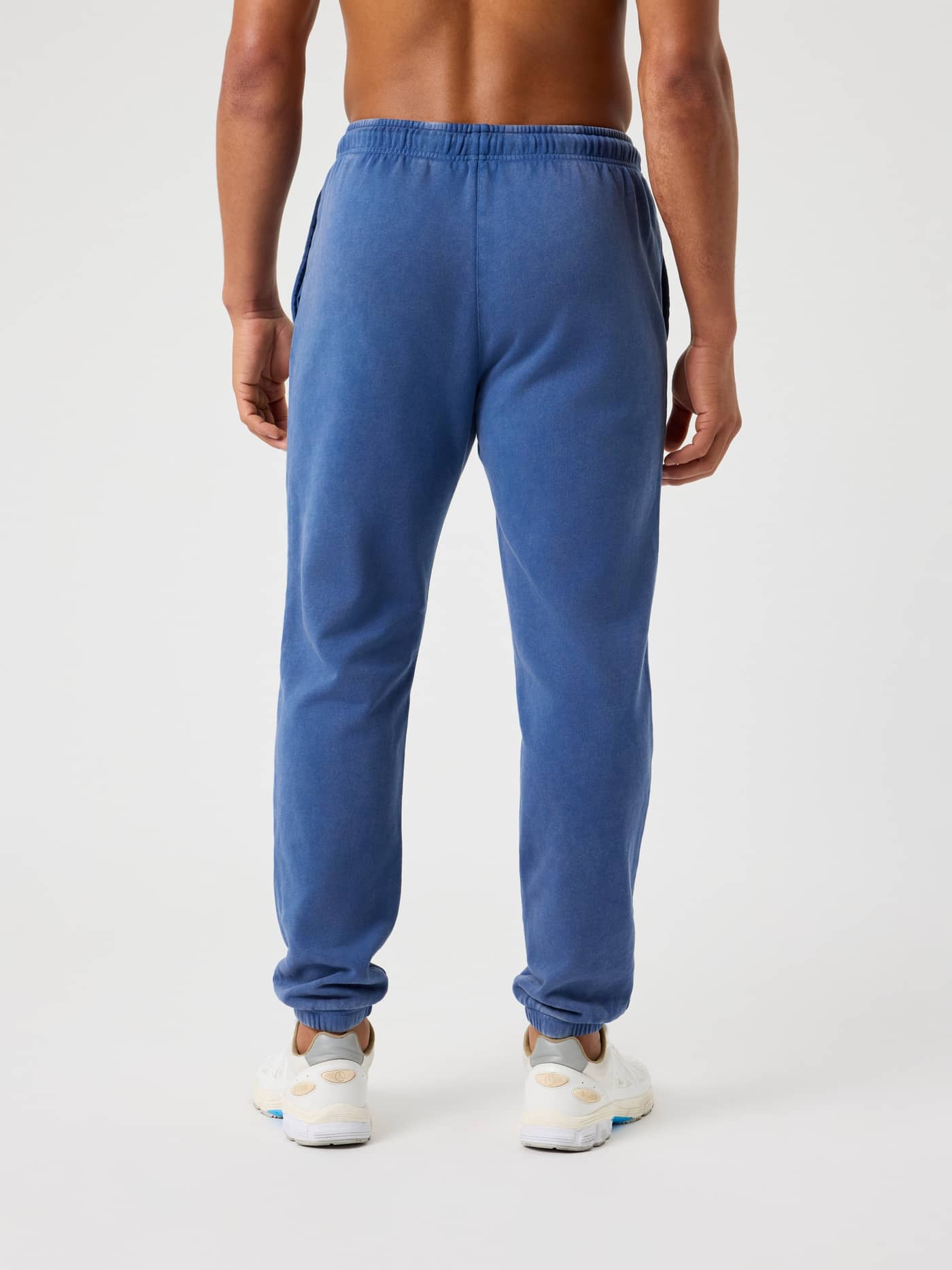 Borg Classic Print Sweatpants i Twilight Blue (Blå) i bomull med regular fit sedda bakifrån på en man för tennis. - Image 2