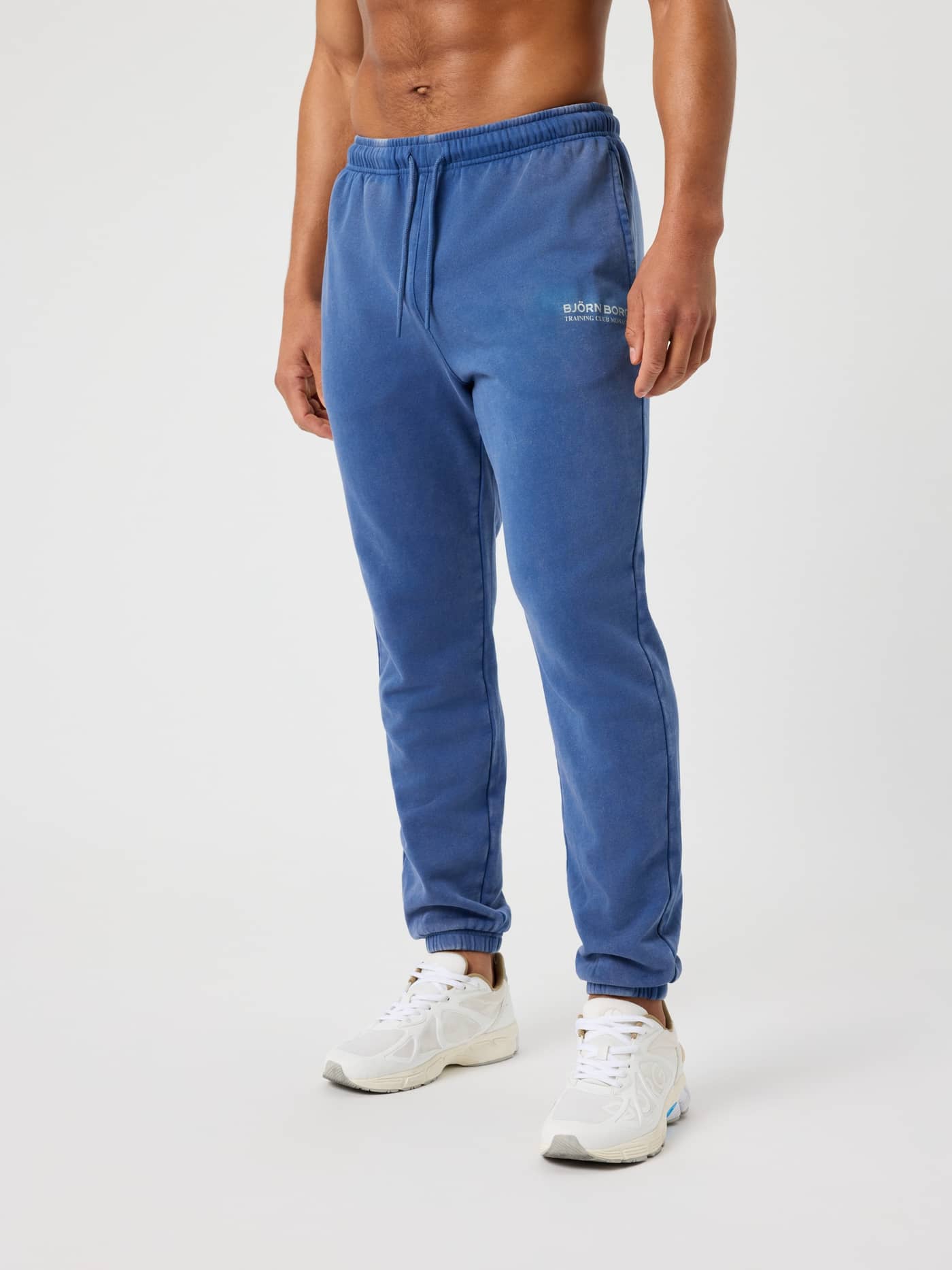 Borg Classic Print Sweatpants i Twilight Blue (Blå) sett forfra i bomull med hvit treningslogo og funksjonell stil for menn. - Image 1