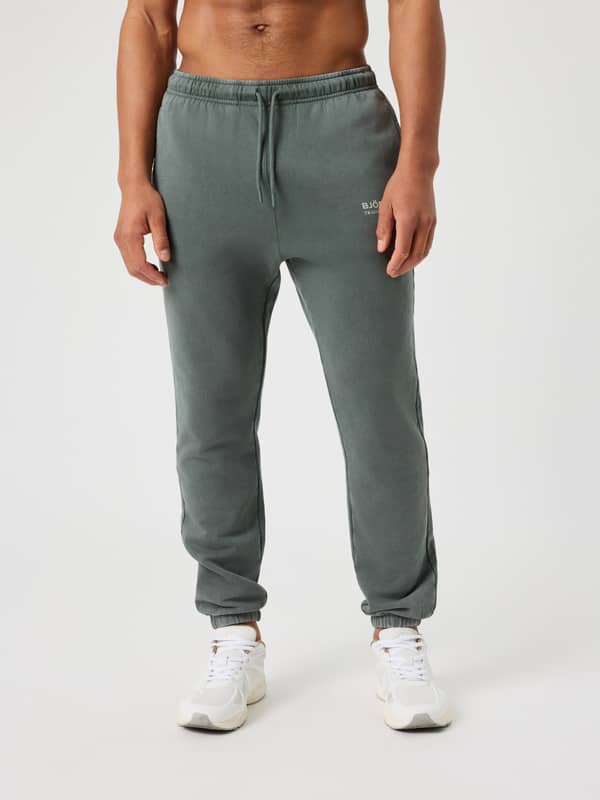 Vue de face du Borg Classic Print Sweatpants en Urban Chic (Vert) en coton avec logo blanc et cordon de serrage.